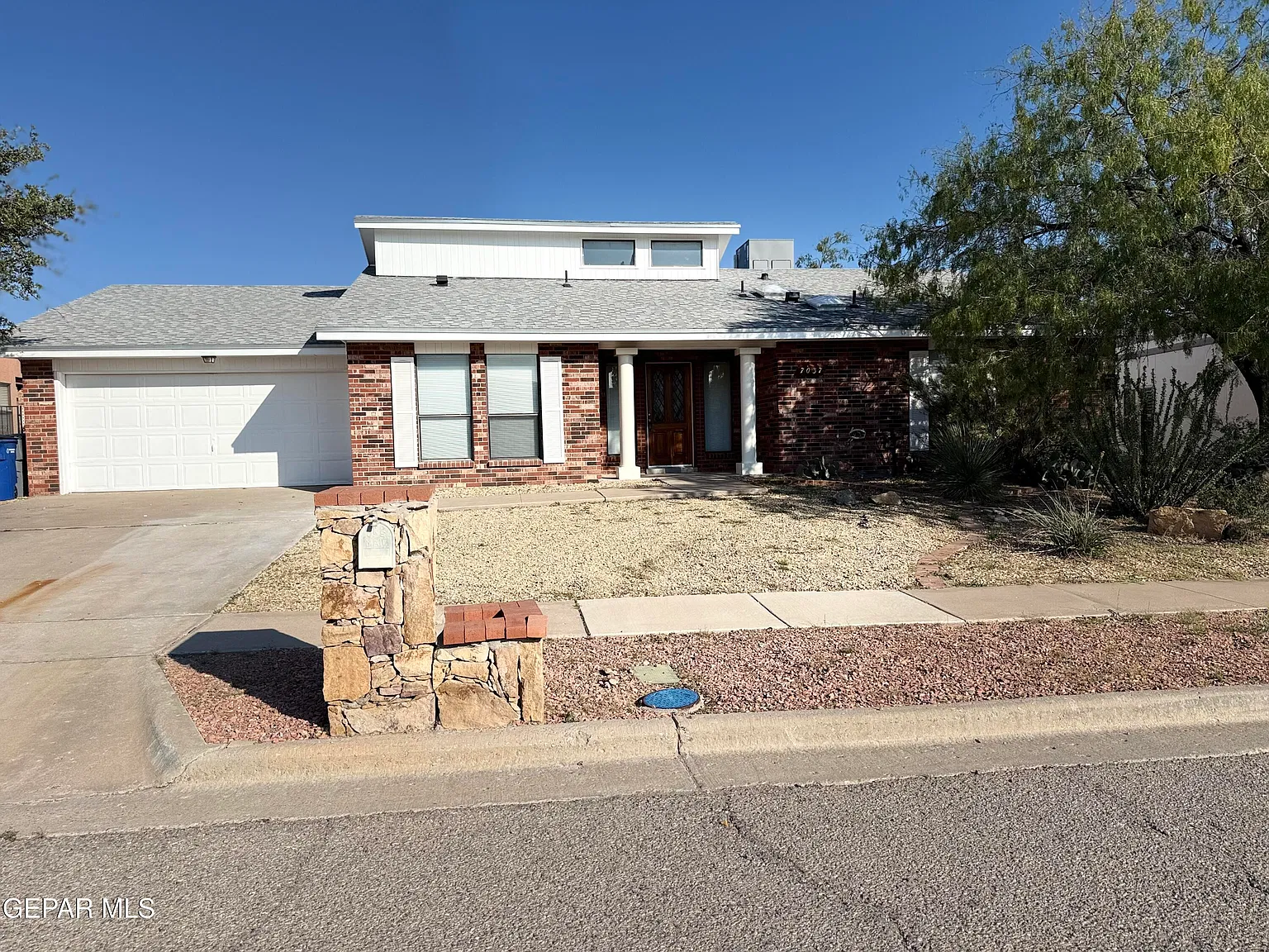 3 bed, 2.0 bath, 1959 sqft, $2,400 — Photo 1