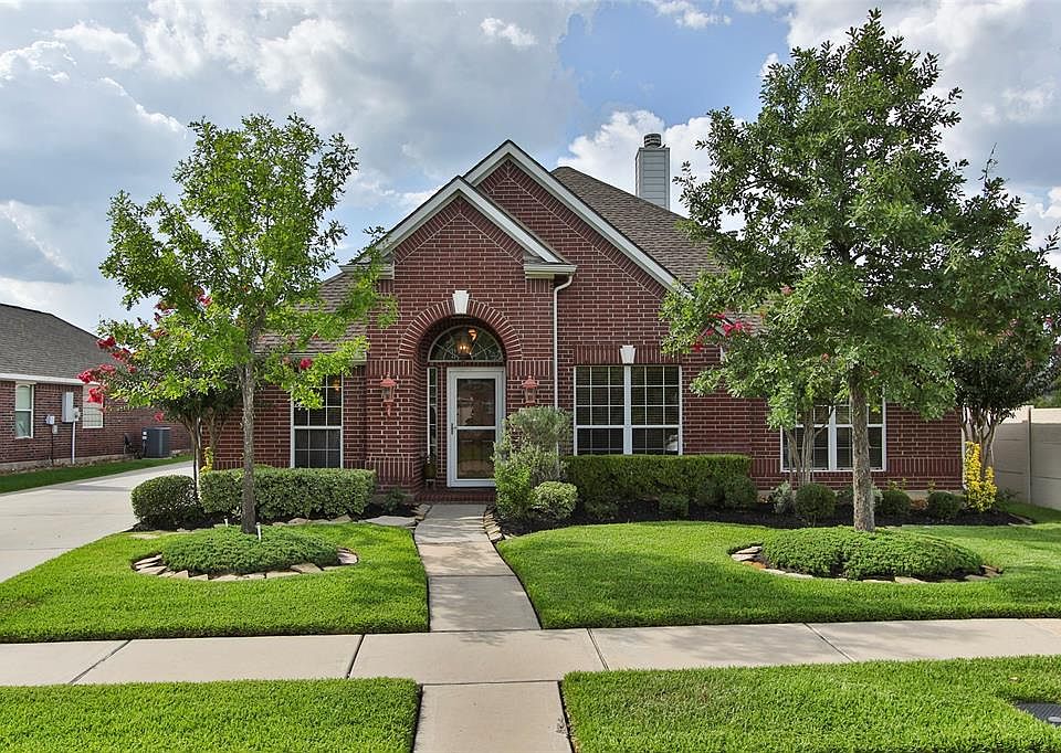 Welcome to this pristine 1.5 story home with gorgeous landscape in the desirable Canyon Gate at Northpointe!