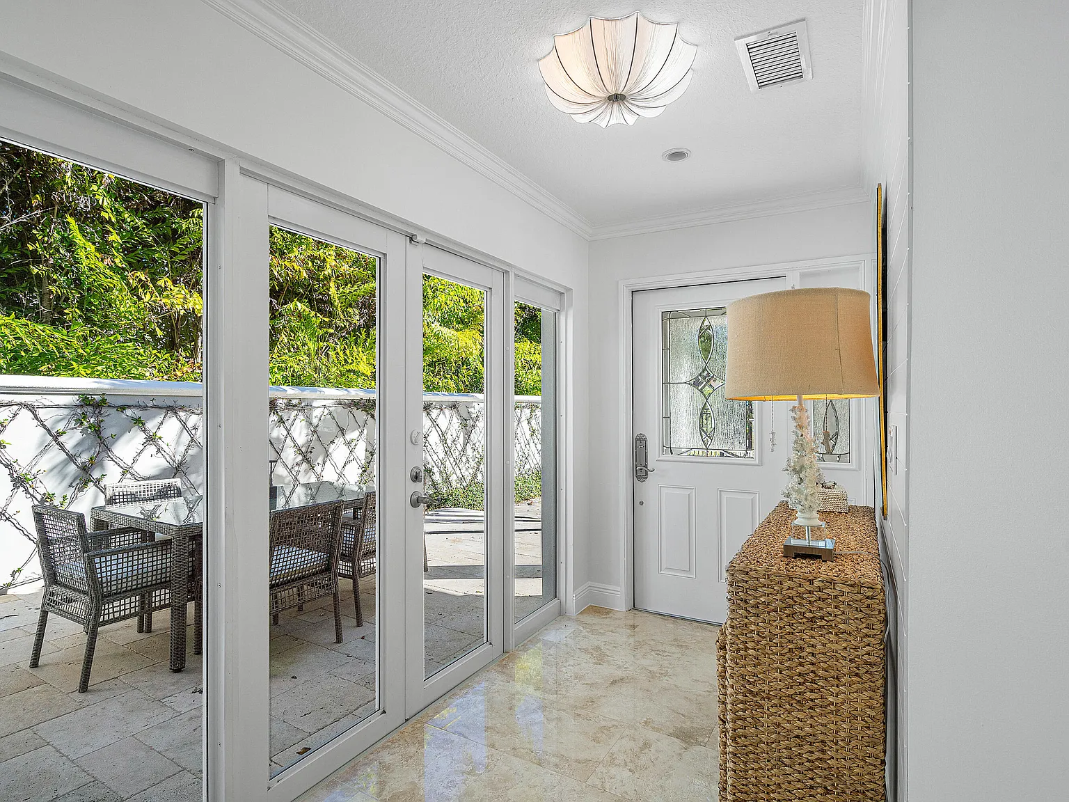 3 bed, 3.0 bath, 2721 sqft, $8,000 — Photo 3