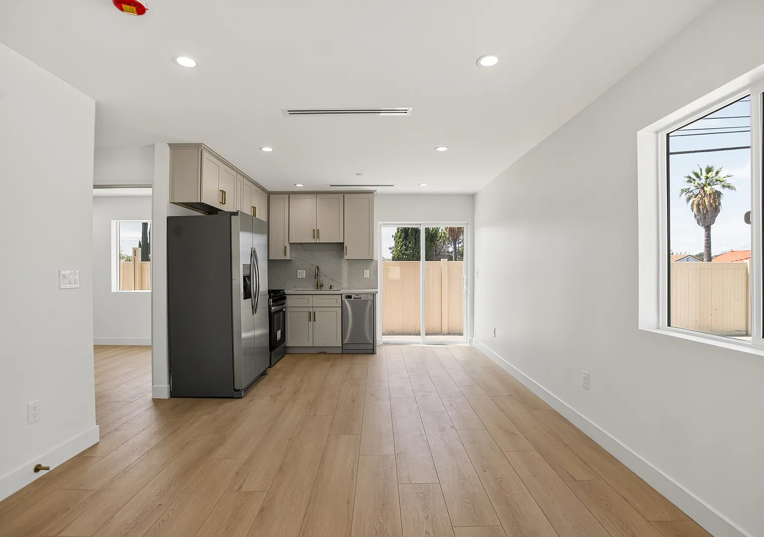 3 bed, 1100 sqft, $4,200 — Photo 4