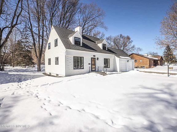 2nd image of 525 N Lundys Ln