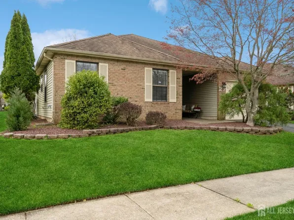 27 Peasley Dr, Marlboro, NJ 07746