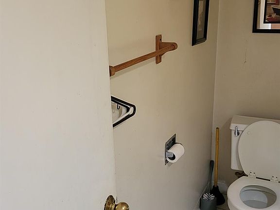 5th image of 452 E 60th Pl