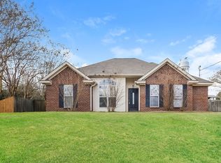 213 Hummingbird Dr, Deatsville, AL 36022