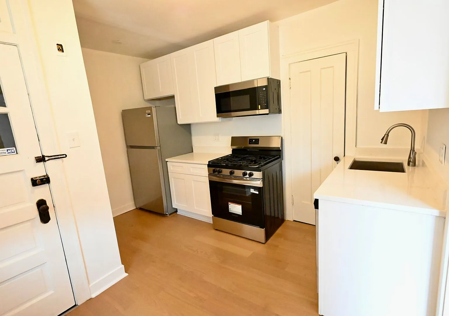 2421 West Ardmore Avenue — Photo 3