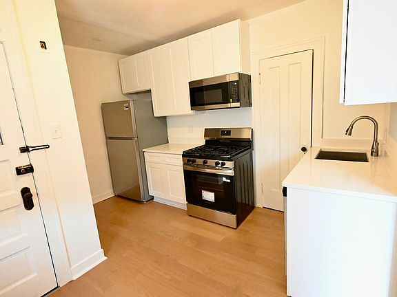 3rd image of 2421 W Ardmore Ave