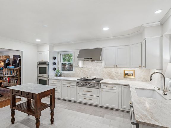 5th image of 1327 Glen Oaks Dr