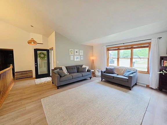 5th image of 3226 Greenleaf Dr