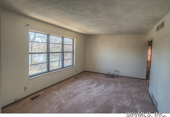 3rd image of 35 Weslake Dr