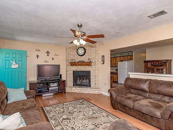 5th image of 4115 Woodcrest Dr