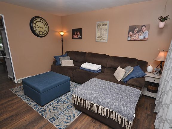 4th image of 40 Arbutus Dr