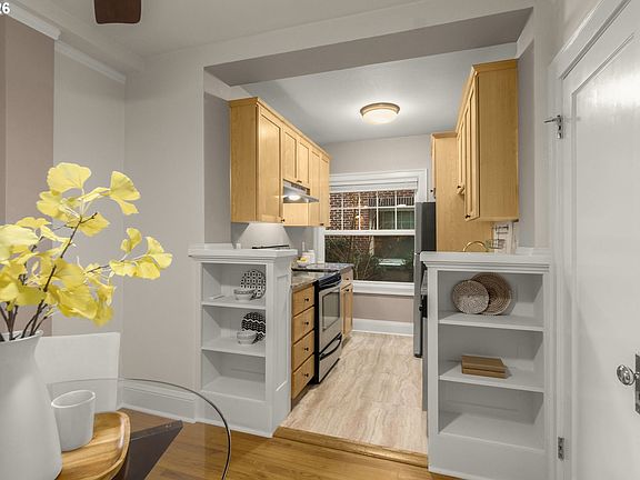 4th image of 1509 NE 10th Ave Unit 106