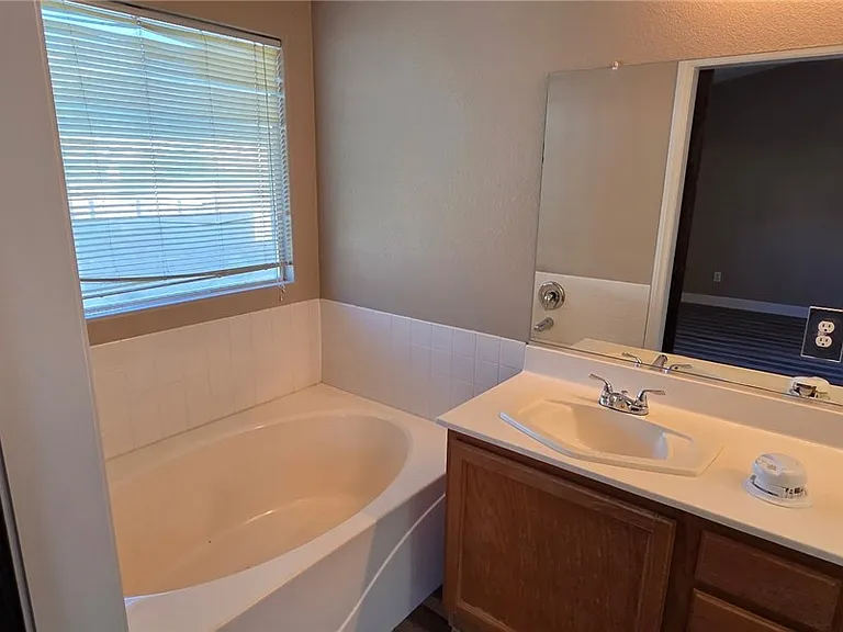 2229 Maple Shade St — Photo 8