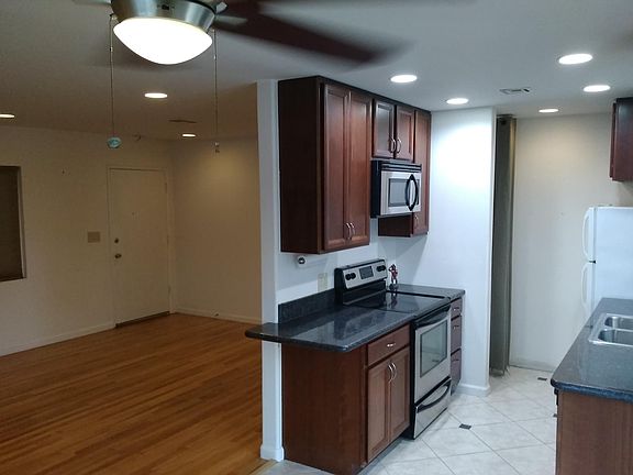 Kitchen/LR fr dining area