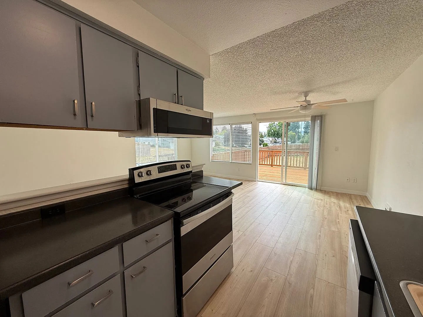 Cute Spacious Rambler in South Tacoma — Photo 2