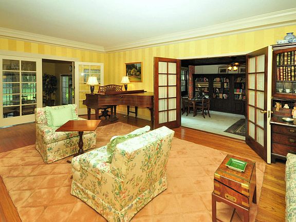 5th image of 1006 Holly Ln