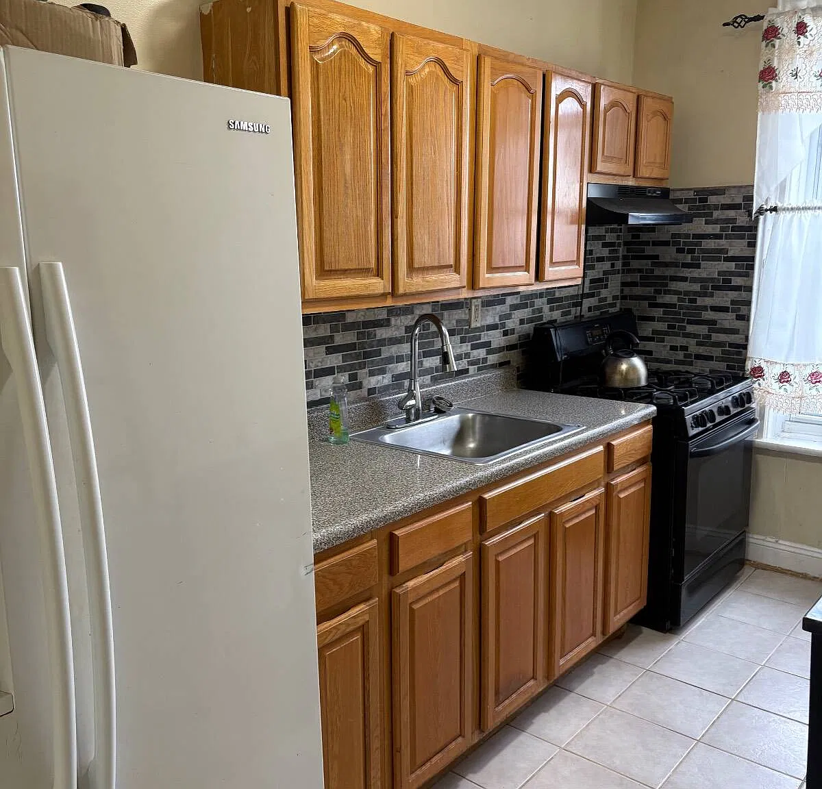 Studio, $3,600 — Photo 1