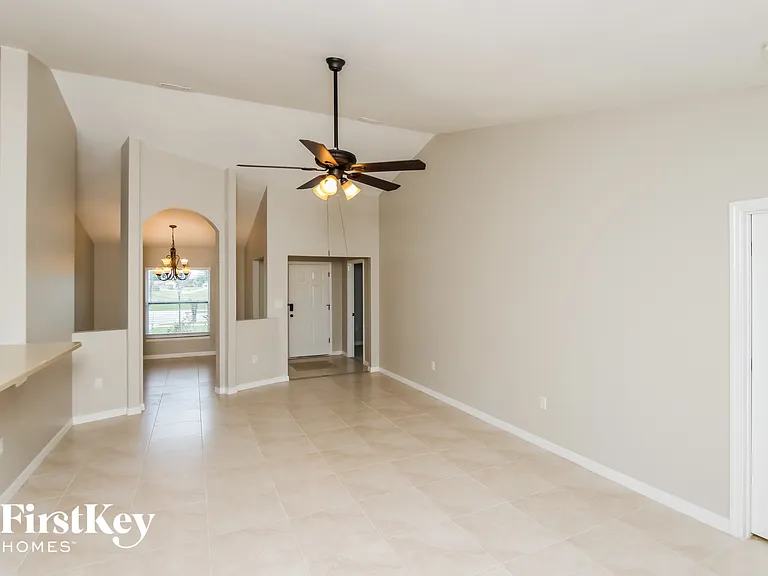 1932 Gloria Cir NE — Photo 3