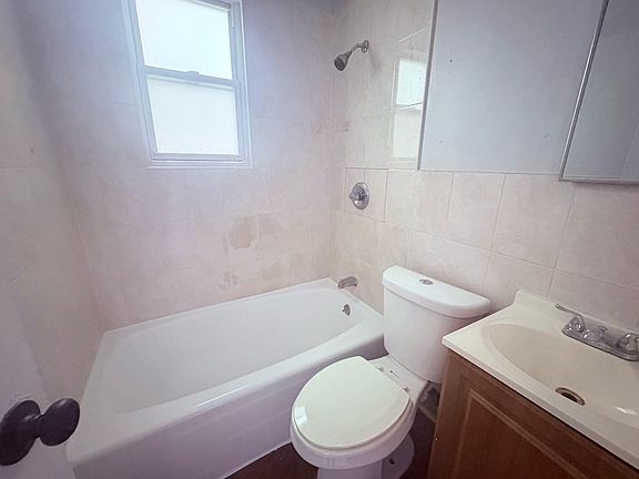 4th image of 27 Parker Ave #2L