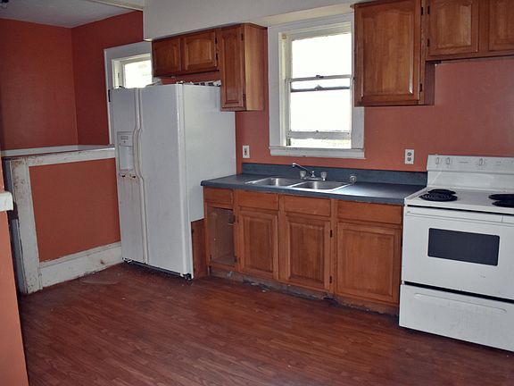 4th image of 3411 N Pearl St
