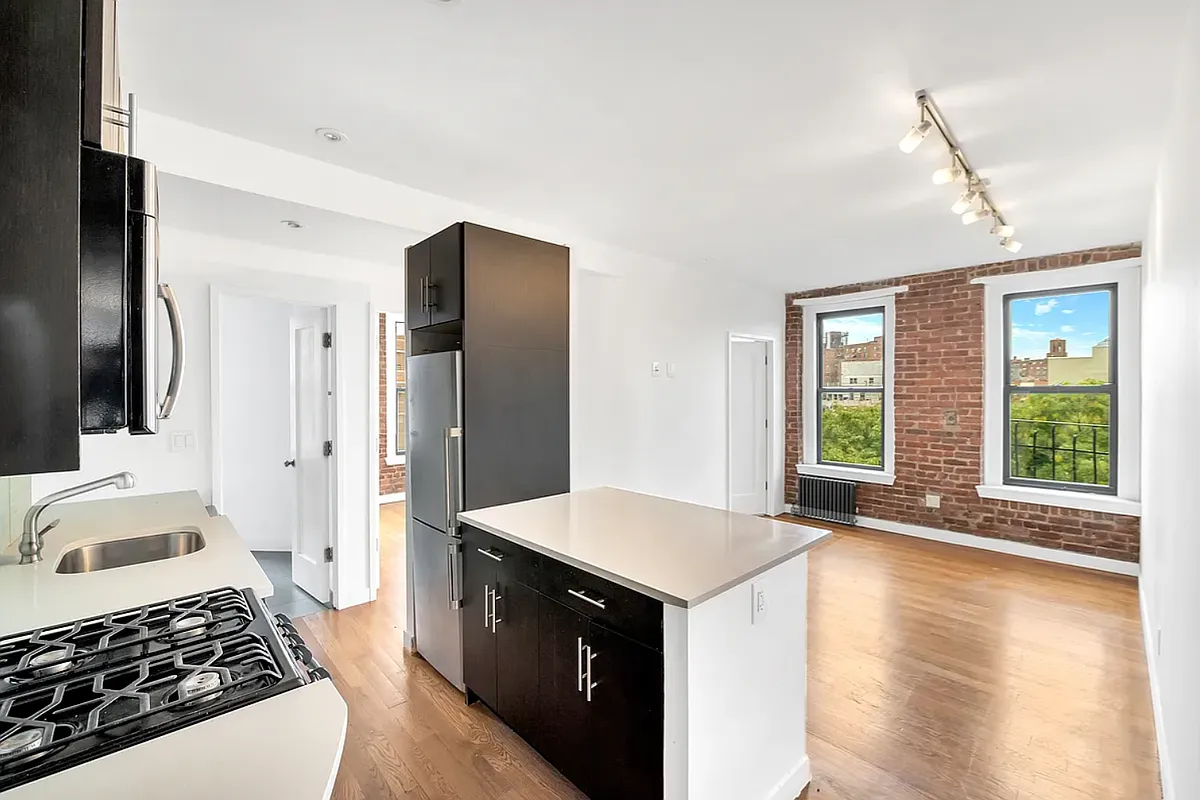 Building Photo - 259 E Broadway #3B