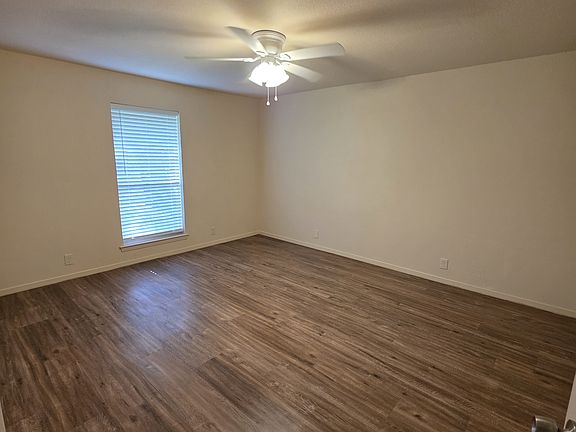 4th image of 512 Towne House Ln