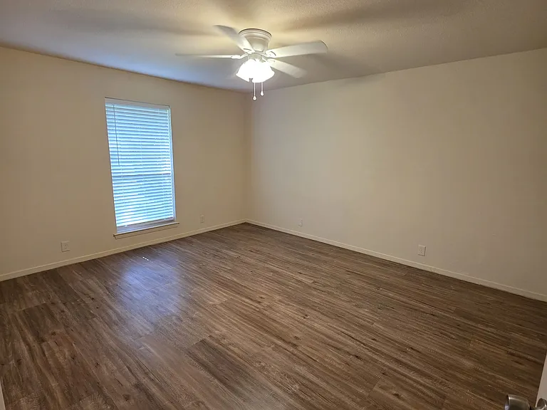512 Towne House Ln — Photo 4