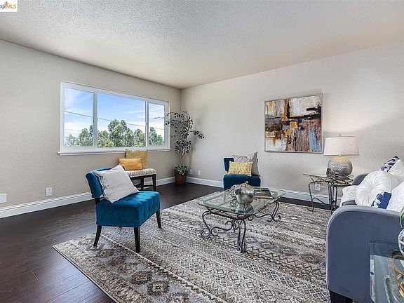 5th image of 2196 Lomita Dr