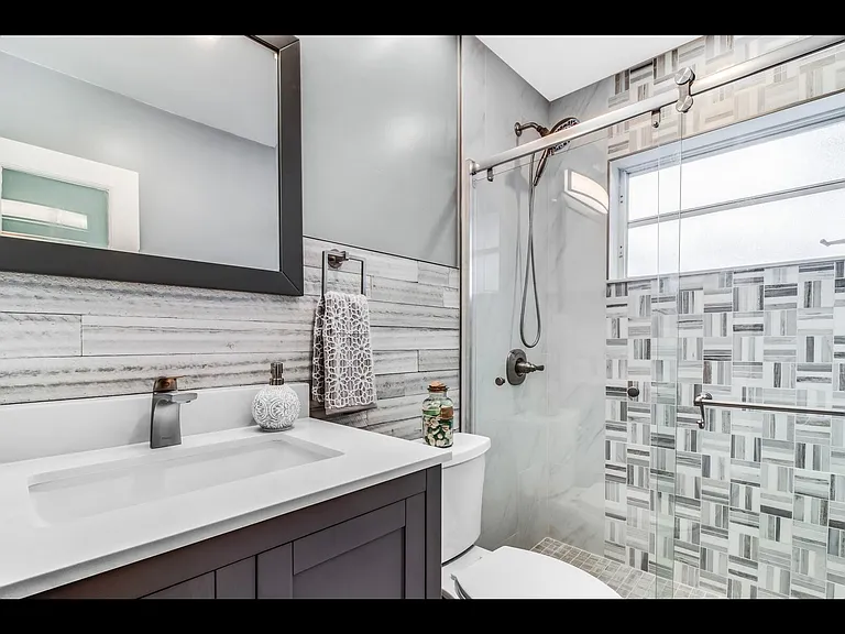 1435 NE 39th St — Photo 4