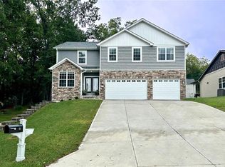 61 E Lakewood Dr, Fenton, MO 63026