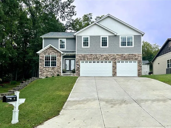 61 E Lakewood Dr, Fenton, MO 63026