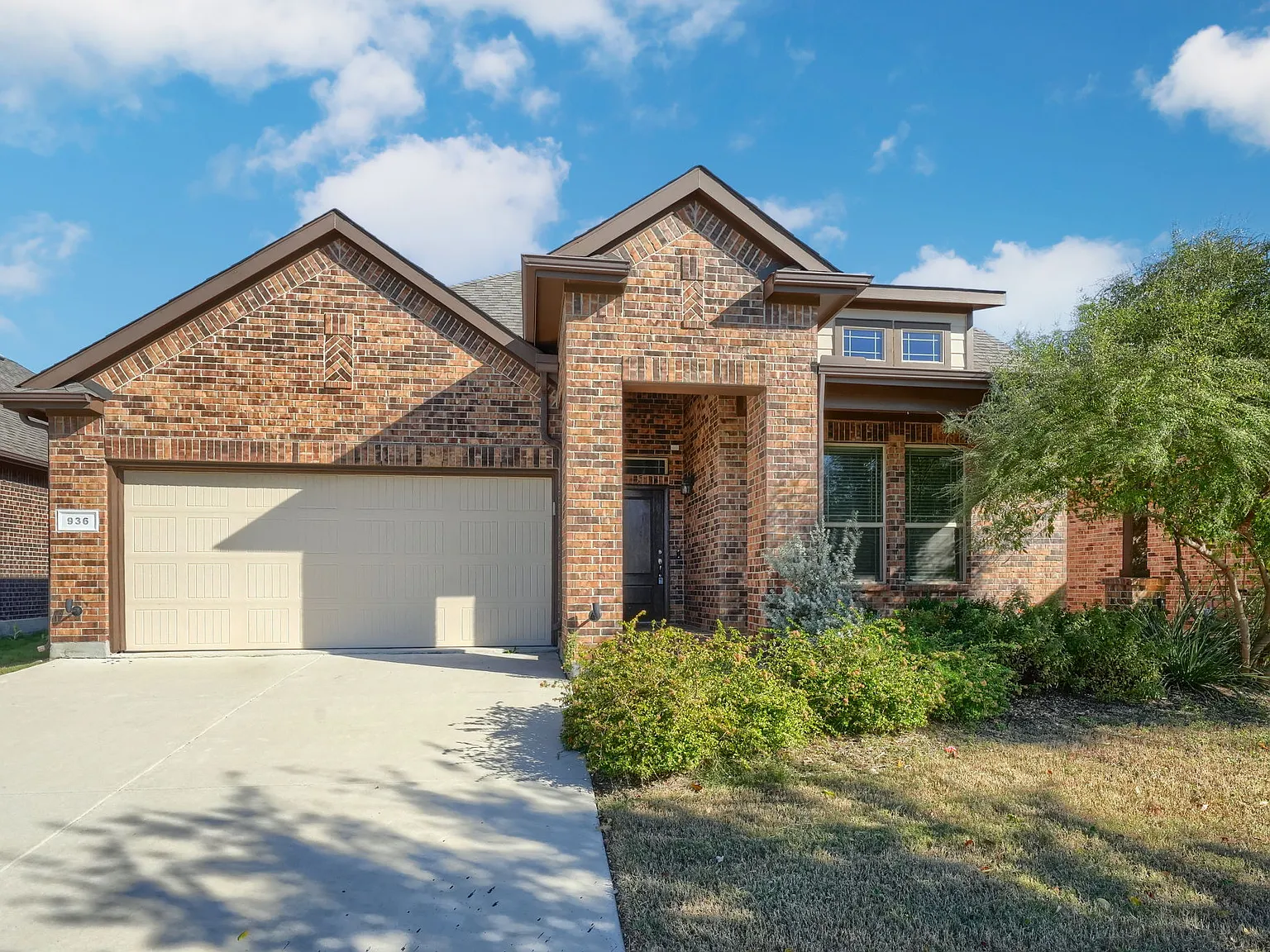 4 bed, 2033 sqft, $2,700 — Photo 2