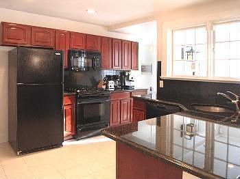 4th image of 105 Lakewood Ave