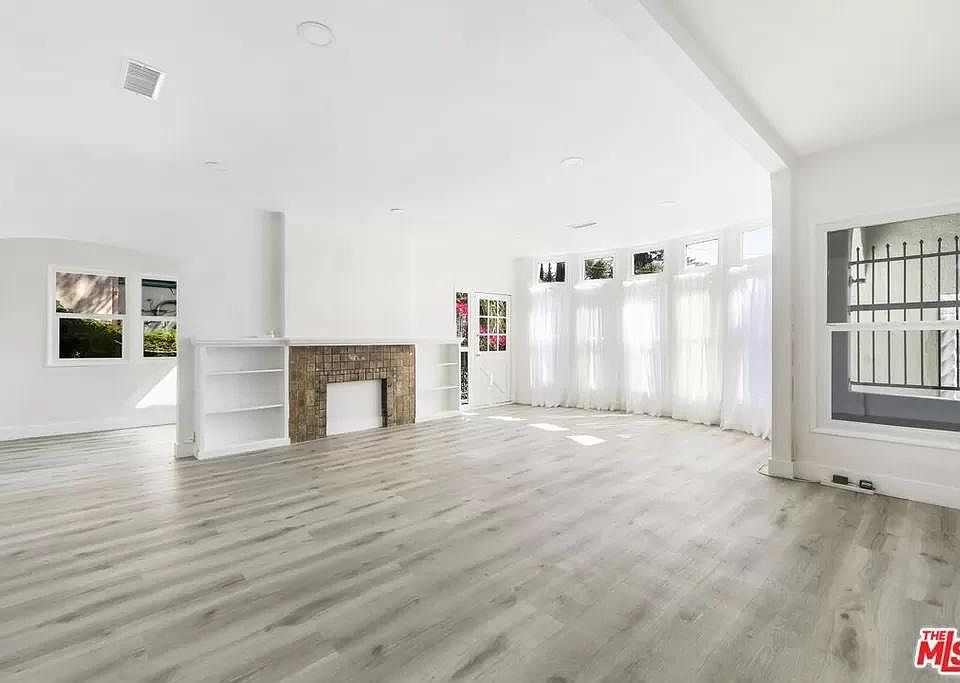 Living Room (South Facing)