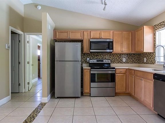 5th image of 570 Geraldine Dr