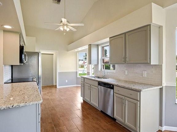 5th image of 420 Harbourview Dr