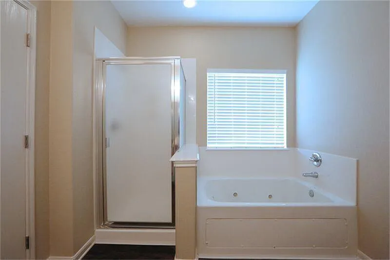 4 bed, 2.5 bath, 2850 sqft, $2,385 — Photo 4
