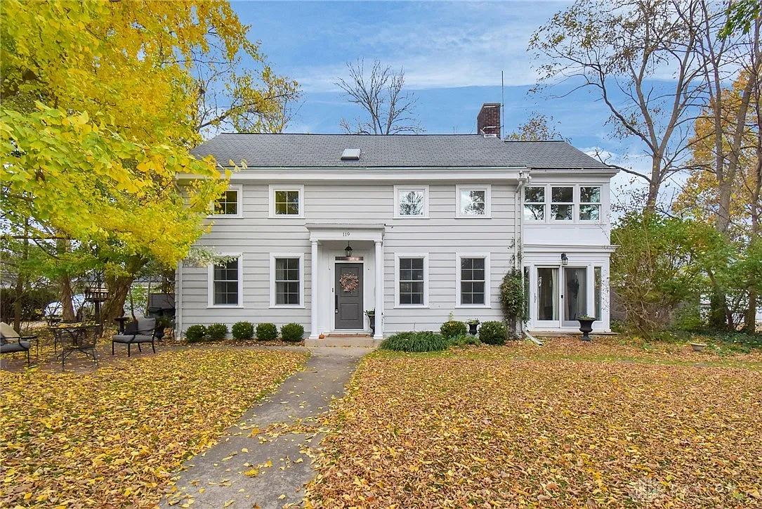 119 W Davis St photo 1