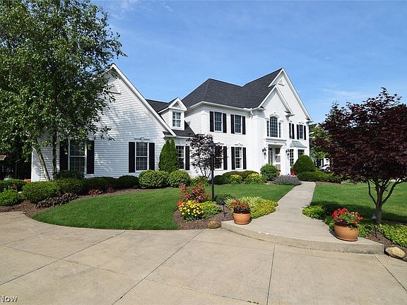 3rd image of 2716 Carriage Hill Ln