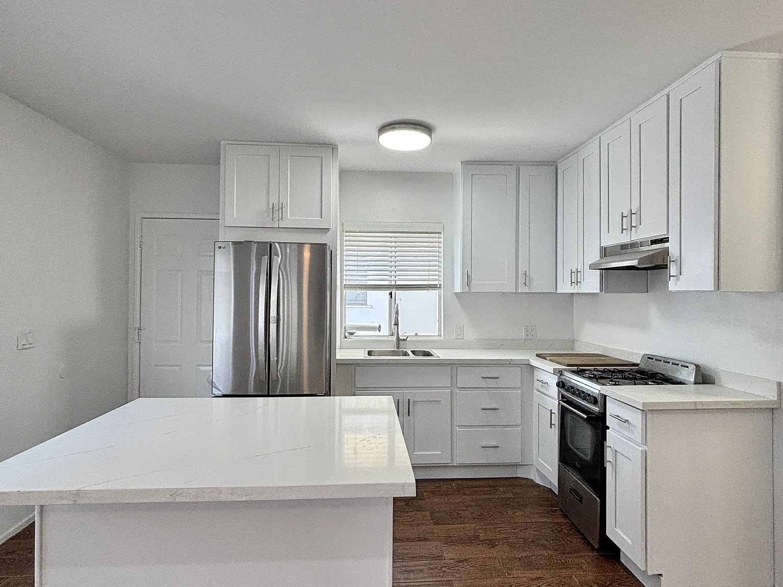 2 bed, 700 sqft, $4,795 — Photo 3