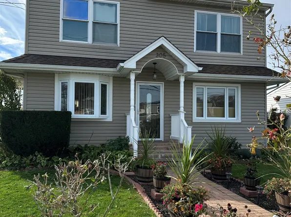305 S Strong Avenue, Copiague, NY 11726
