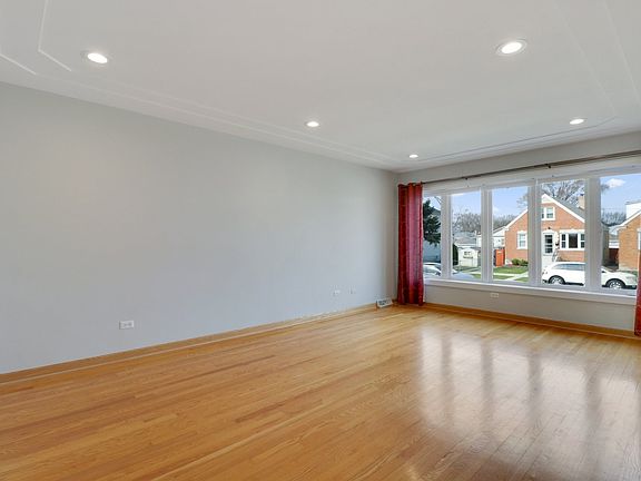 3rd image of 3521 N Ozark Ave