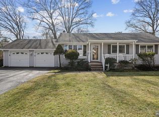 258 Woodcrest Rd, Paramus, NJ 07652