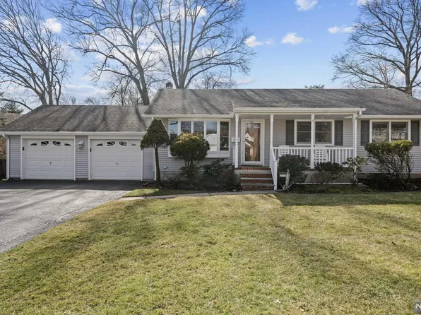 258 Woodcrest Rd, Paramus, NJ 07652