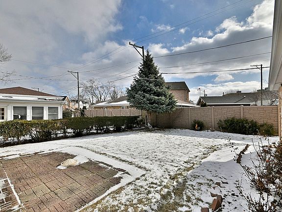 3rd image of 7421 W Oakton St