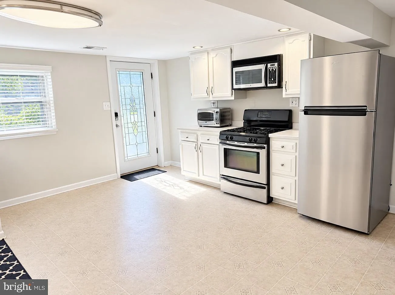 2 bed, 1.0 bath, 1800 sqft, $2,500 — Photo 2