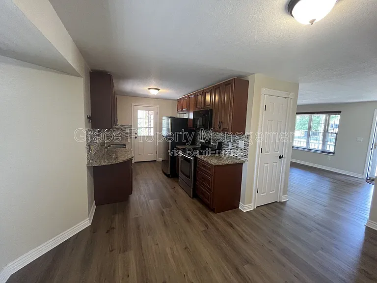 830 S 7th Ave — Photo 6
