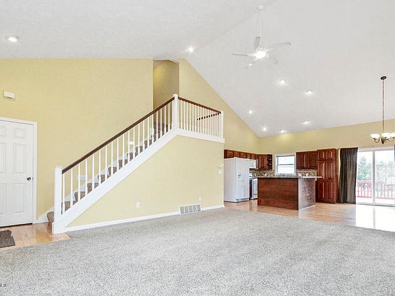 2nd image of 6050 Glengarry Dr SE
