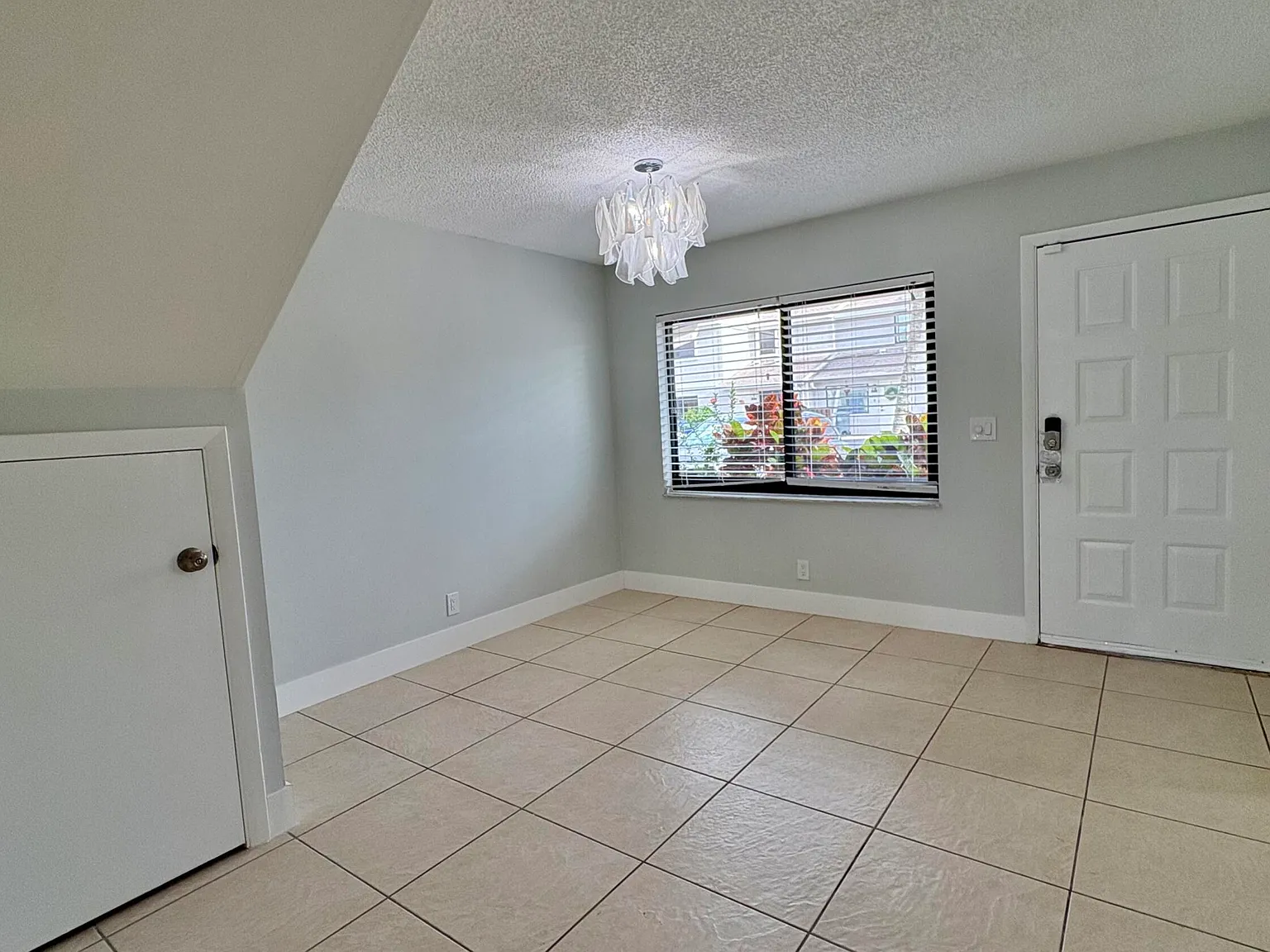 3 bed, 2.5 bath, 1806 sqft, $3,500 — Photo 2