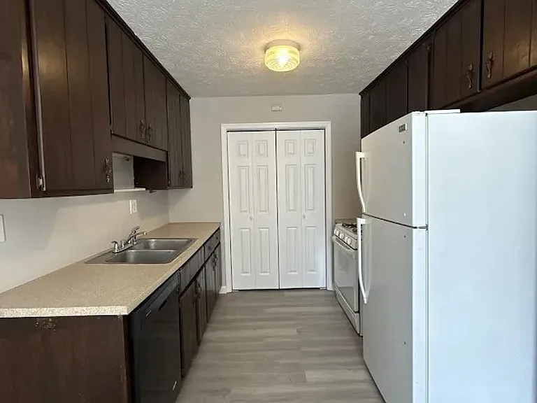 2870 Lakemont Dr SW — Photo 3